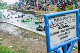 Bermain air di irigasi