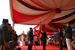 Gubernur Kaltim Serahkan Panji Keberhasilan Pembangunan