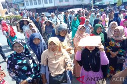 Ratusan warga demo DPRK Aceh Barat, tuntut penuntasan kasus korupsi