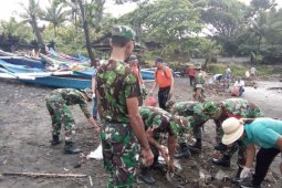 Kodim Tabanan bersihkan sampah di Pantai Soka