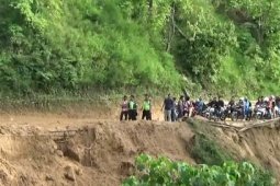 Tim gabungan singkirkan 100 ton material longsor Parapat