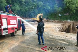 Mobil pemadam kebakaran semprot material longsoran