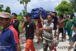 Regu penyelamat evakuasi jasad nelayan Toyando
