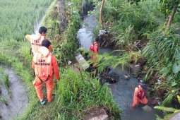 Bayi dua tahun meninggal terseret air selokan