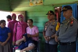 Kapolres Langkat beri bantuan kursi roda kepada warga kurang mampu