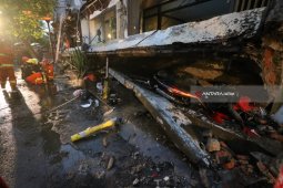 Hujan Disertai Angin Terjang Kota Surabaya (Video)