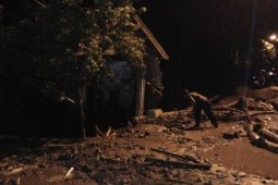 Warga Mojokerto Bersihkan Puing-Puing Banjir Bandang