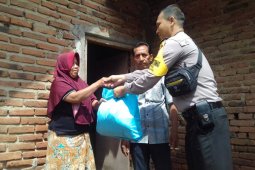 Polda Banten Salurkan Zakat Bagi Warga Kurang Mampu