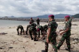 Marinir Lampung bersihkan pantai dari sampah