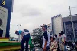 Prihatin Kota Medan kotor, sejumlah pemuda gelar aksi bersihkan Tugu Adipura