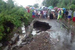 Jalan Antardesa di Bondowoso Nyaris Terputus Akibat Longsor