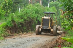 Aswin bantu perbaikan jalan Panyabungan Timur