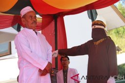 Penjual minuman keras di Aceh Jaya dicambuk belasan kali