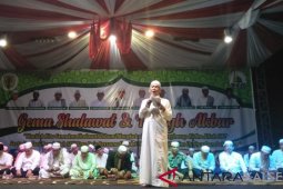 Ribuan warga shalawatan pada malam pergantian tahun