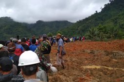 34 orang diduga masih tertimbun longsor Sukabumi