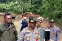 Parapat satu jalur akibat longsor awal 2019