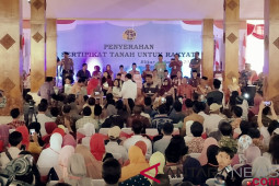 Presiden Serahkan 2.500 Sertifikat Tanah Untuk Warga Blitar