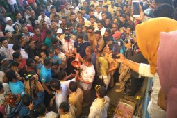 Warga Sambut Kehadiran Sandiaga Di Pasar Segiri