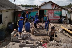 17 personel Tagana Bangka bangun rumah warga