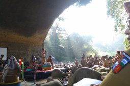 Wali Kota Bogor gelar "briefing staf" di pinggir Ciliwung