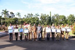 Regent Tanah Laut hands over various awards