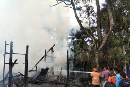 Satu Rumah Kayu Ludes Terbakar