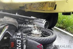 Dua siswi SMP tabrak minibus, satu tewas, satu luka berat