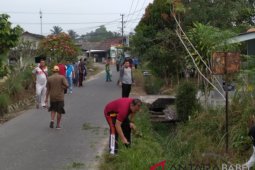 Lembaga Muspika Pemali Bangka kerja bakti cegah DBD