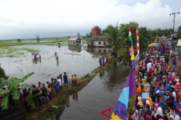 Lomba tangkap itik hibur masyarakat Tala