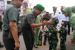 Tentara cilik ikut sambut kedatangan Kolonel Arh Elphis Rudi