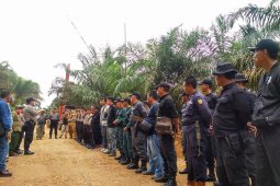 Sekelompok warga hadang tim penertiban aktifitas penambangan minyak ilegal di Batanghari