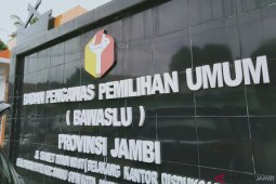 Rahmat Derita diperiksa penyidik di Bawaslu Jambi