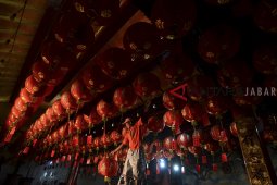 Persiapan jelang Imlek di Klenteng Hok Tek Bio