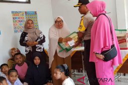 Kapolres Aceh Jaya kunjungi SDLB Teunom