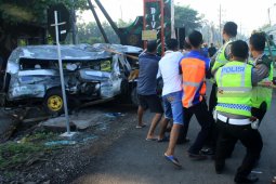 Sebuah Minibus Tertabrak Kereta Api di Pasuruan