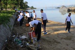 Jasasenatri armada III bersihkan pantai Batu Merah