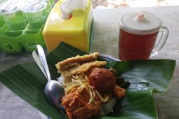Nikmatnya Menyantap Nasi Buwuhan