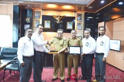 PT PLN gives award to Balangan Government