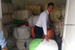 Bea Cukai amankan 58 karung pakaian lelong