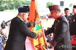 Gubernur Kaltim Serahkan Panji Keberhasilan Pembangunan