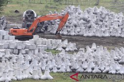 Pembuatan batu pemecah ombak