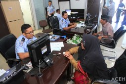 Tiket domestik masih mahal, pemohon paspor di Meulaboh makin membludak