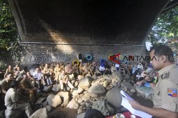 Bima Arya memberikan arahan ke ASN di kolong jembatan