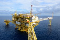 Harga minyak naik dua persen, stok AS jatuh dan OPEC abaikan Trump
