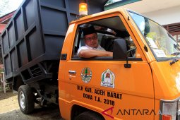 Penyerahan armada pengangkut sampah