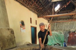 Perajin gula merah Cianjur memilih jual "lahang" ke Bandung