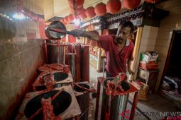 Produksi lilin Imlek