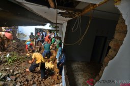 Rumah tertimbun longsor