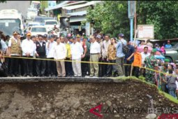 Wapres Jusuf Kalla tinjau jembatan putus di Gowa