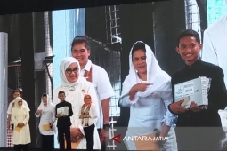 Ibu Negara Bagikan Hadiah Laptop Kepada Siswa SMP Banyuwangi (Video)